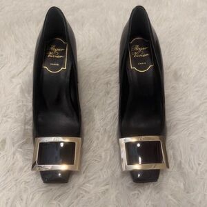 Roger Vivier Elegant Black Heels with Metallic Buckle